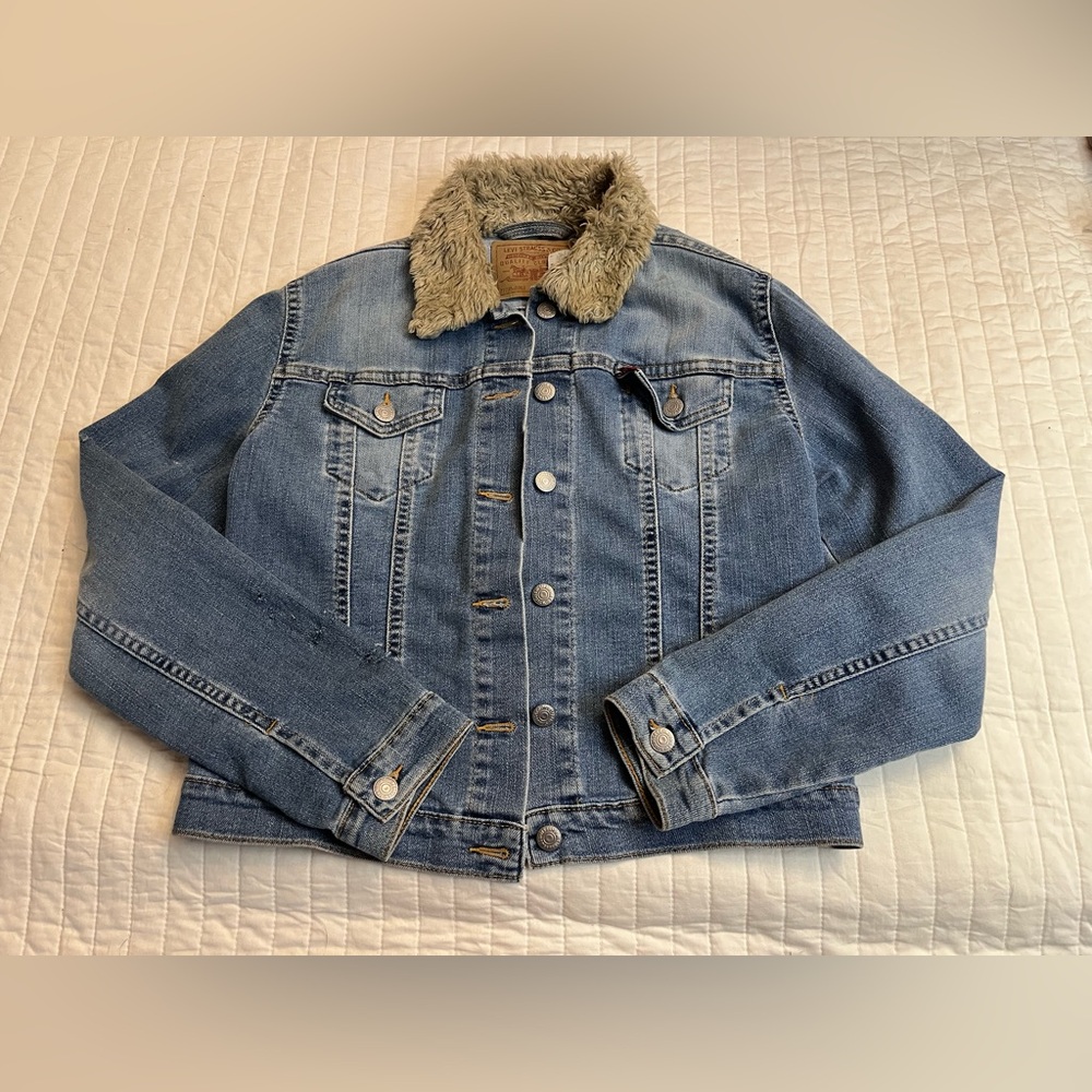 Y2K Levi’s fur collar denim jacket